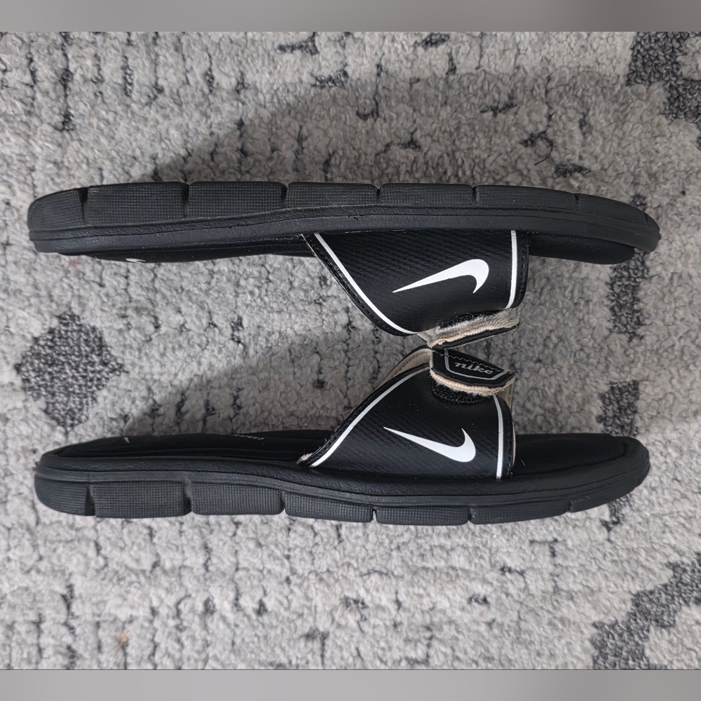 Nike Black and White Padded Insole Slide Sandals - Picture 2 of 6